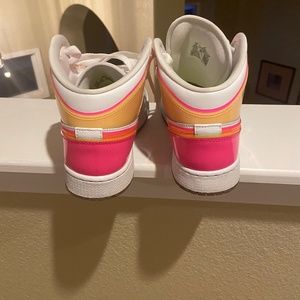 Air Jordan 1 mid edge glow